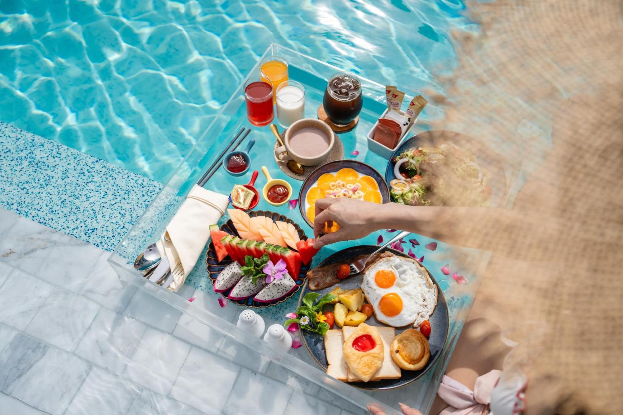 普吉岛海床大酒店-Sha高级认证 布吉 外观 照片 A floating breakfast at a resort in Bali, Indonesia